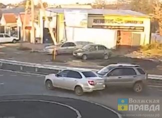 Срезал округлости: в Волжском на кольце ул. Паромной кроссовер не уступил седану