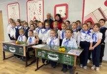 Память в сердцах: Волжская школа №18 открыла ещё две «Парты Героя»