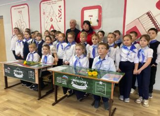 Память в сердцах: Волжская школа №18 открыла ещё две «Парты Героя»