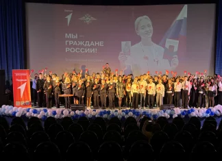 Школьники Волжского приняли гражданство на торжественной церемонии
