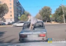 Лежал, скрестив ноги: госавтоинспекторы задержали волгоградца, катавшего пассажира на крыше