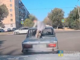 Лежал, скрестив ноги: госавтоинспекторы задержали волгоградца, катавшего пассажира на крыше