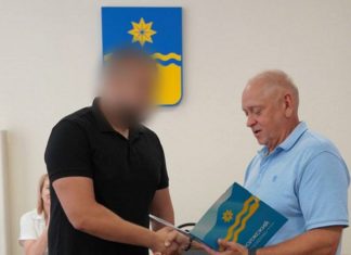 Отговорил от страшной ошибки: в Волжском наградили полицейского за спасение человека