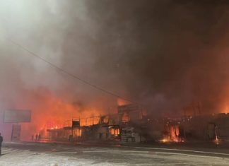 Мощный пожар повредил часть складов на Тулака в Волгограде