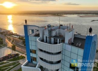 Здесь живут на расслабоне: руфер из Беларуси Родион Лоракс взобрался на «Волжские паруса» в Волгограде