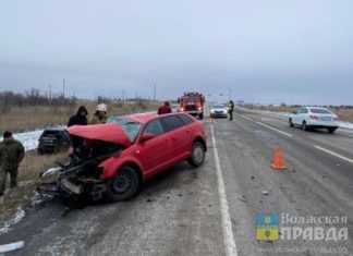 На трассе близ Волгограда в лобовом столкновении Audi и Mercedes погиб пассажир, оба водителя в больнице Фото ГУ МВД России по Волгоградской области