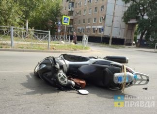 На квадратном кольце Волжского мотогонщик вписался в кроссовер