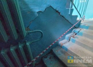 Вонь и трещина с палец: волжане из панельной пятиэтажки боятся заходить в свой подъезд