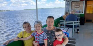 «Прыгает под транспорт и устраивает истерику»: Волжанка хочет, чтобы её приёмному сыну дали возможность учиться на дому