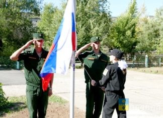 В волжской школе № 6 прошла первая церемония поднятия флага РФ