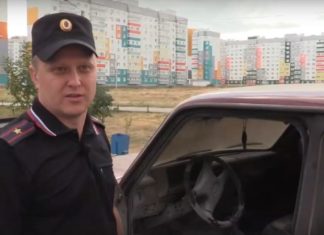 В Волжском полицейский потушил горящий автомобиль, где могли быть дети