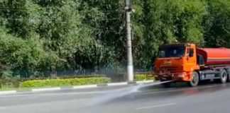 поливают дорогу водой