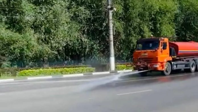 поливают дорогу водой