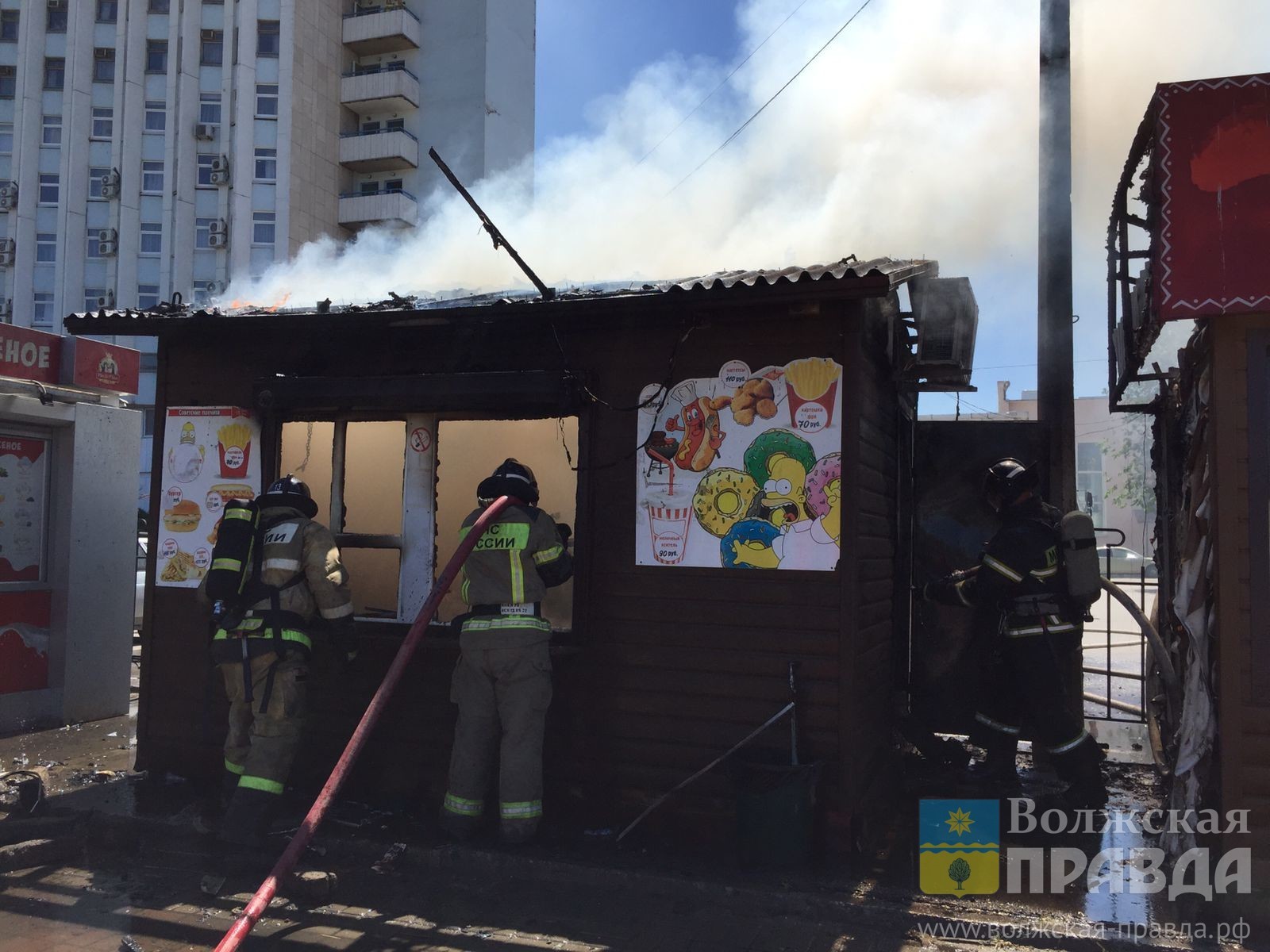 В Волжском на площади Ленина сгорел киоск общепита | 08.06.2022 | Волжский  - БезФормата