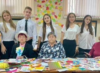 Волжские школьники поздравили горожан с Днем пожилого человека