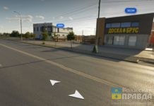 Щепки летят: в Волжском у магазина пиломатериалов «Шкода» догнала «БМВ»