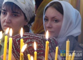 православные женщины в храме