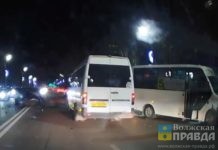 Девочка и женщина в больнице: в Волжском у «Бристоля» «Мерседес» врезался в маршрутку