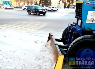 Коммунальные службы Волжского продолжают борьбу со снегом