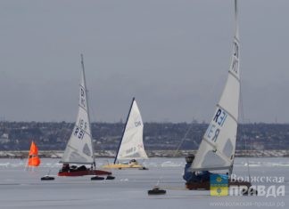По льду под парусом: в Волжском прошли гонки буеров, посвященные Сталинградской Победе