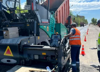 7 специалистов обновили дорогу на улице Волжской военной флотилии