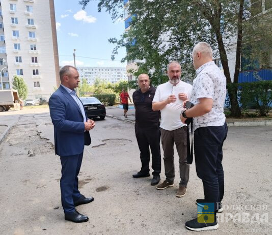 Вице-мэр Волжского Евгений Головко проинспектировал ход ремонта внутриквартальных дорог