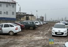 Рабочие РНК в Волжском показали лужу грязи вместо парковки