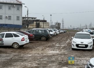 Рабочие РНК в Волжском показали лужу грязи вместо парковки