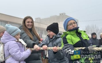 Бои на подушках, конкурс частушек и перетягивание каната: в Волжском прошли Рождественские гуляния