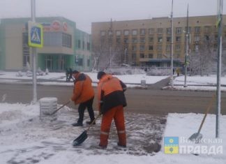 На дорогах Волжского продолжает работу спецтехника комбината благоустройства