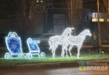 «Волшебные катушки», «Варежки» и «Сани счастья»: Волжский украшают новыми праздничными арт-объектами