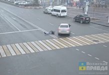 Приземлилась на двойной сплошной: в Волгограде женщина на «Форде» сбила девушку