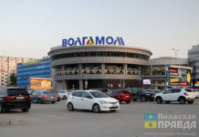 Кого-то волокли, кого-то месили ногами: в Волжском у «Волгомолла» толпа молодчиков устроила драку