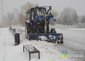Волжские коммунальщики очищают город от снега в круглосуточном режиме