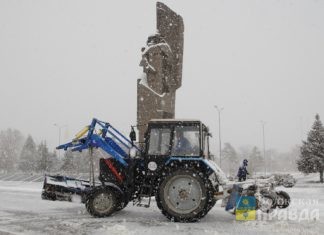 В выходные в Волжском боролись со снегом 48 специалистов и 24 единицы спецтехники