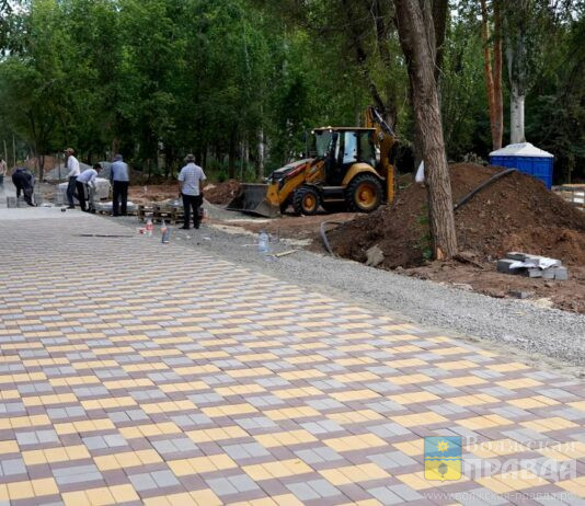 В сквере на Советской в Волжском уложили 2 тысячи метров покрытия