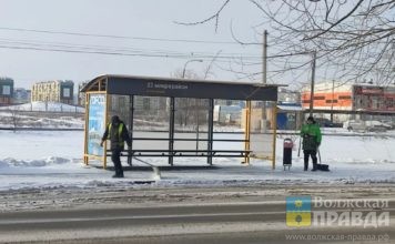 8 спецмашин и 40 рабочих: коммунальщики Волжского ведут активную борьбу со снегом