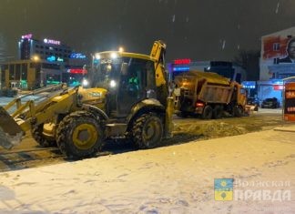 В Волжском дорожные службы ведут борьбу со снегом в усиленном режиме