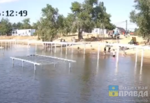 Опасные кульбиты: в Волжском дети кувыркались на показавшихся из воды пляжных навесах