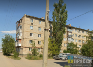 «В памперсе, вместе с сеткой»: в Волжском с пятого этажа выпала 4-летняя девочка