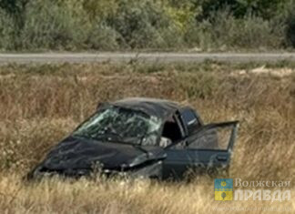 Под Волгоградом 24-летний бесправник перевернулся на «десятке» и отправил подругу в больницу