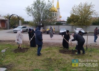 Общегородской субботник в Волжском поддержали священнослужители