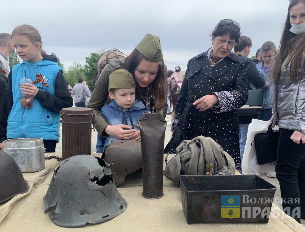 Горожан победнее. Горожане. Макет оружия на день Победы. Фотозона на русских ярмарках.