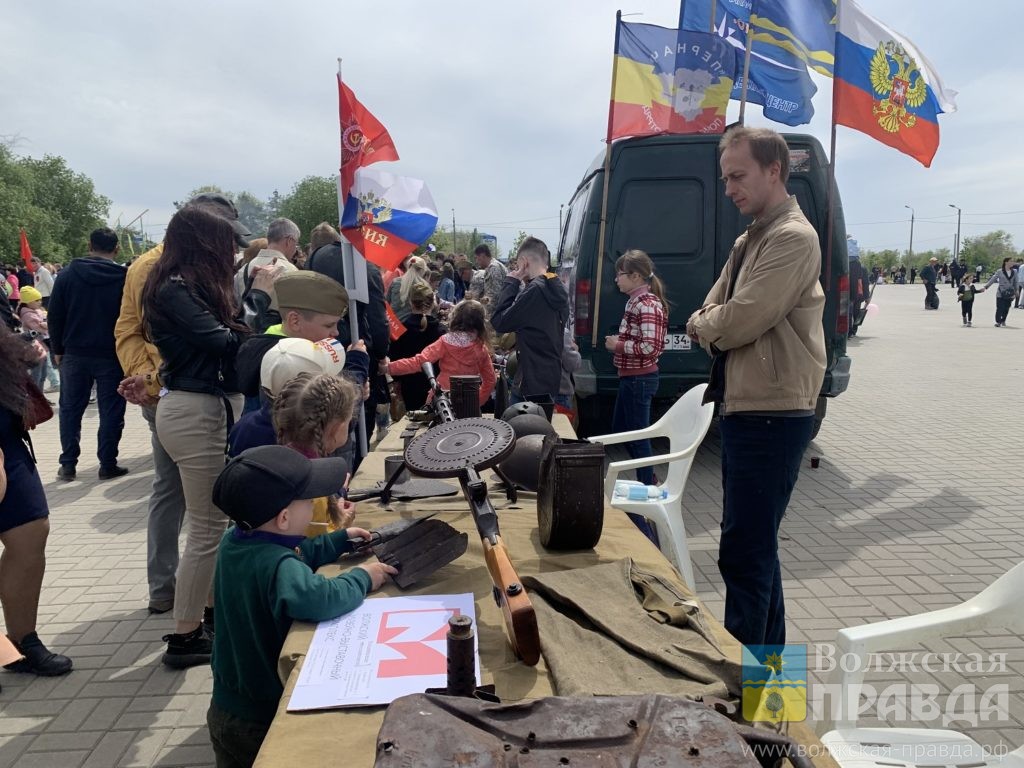 Горожан победнее. Фестиваль. Российские солдаты с оружием в день Победы. Горожане. Музей день Победы.