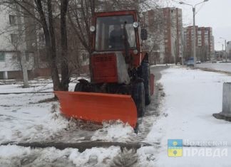 Дороги в Волжском обрабатывают от наледи