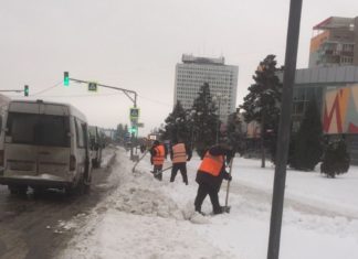 В Волжском ведутся работы по уборке снега