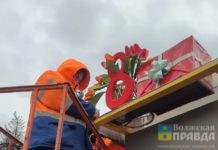 Любимым женщинам: в Волжском сменили главный баннер и украшают остановочные павильоны