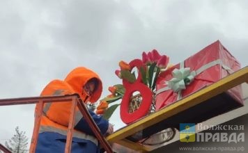 Любимым женщинам: в Волжском сменили главный баннер и украшают остановочные павильоны