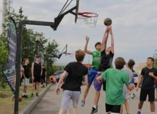 День молодежи в Волжском начнут отмечать уже 22 июня фестивалем уличного баскетбола