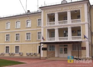 Швыряют товар, орут матом: в Волжском пьяные подростки месяц третировали продавцов «Оранжа»